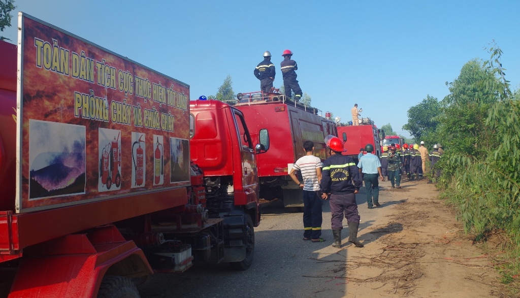 Gan 1.000 chien si chua chay rung gan san bay Da Nang hinh anh