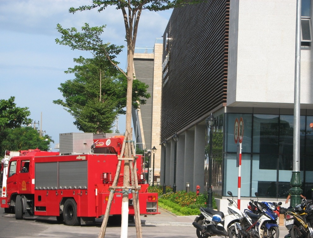 Cảnh sát PC&CC huy động 2 xe cứu nạn, cứu hộ cùng 2 xe chữa cháy với khoảng hơn 50 cán bộ, chiến sĩ tới hiện trường. 