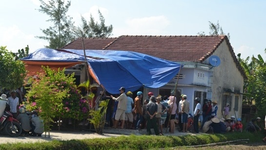 Bat ke giet thieu nu, troi tay chan roi vui duoi ruong hinh anh