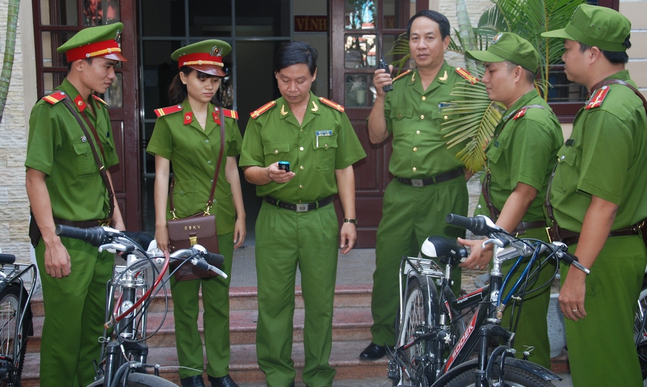 Không kể ngày hay đêm, mưa hay nắng, những  chiến sỹ CSKV vẫn thường xuyên đạp xe đạp xuống với dân để nắm bắt tình hình.