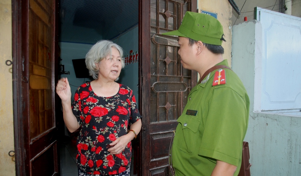 Trong những lúc tuần tra, chiến sỹ CSKV còn thường xuyên hỏi thăm các cụ già, người neo đơn. Qua đó tạo được tình cảm gắn bó mật thiết giữa những người chiến sỹ với nhân dân.