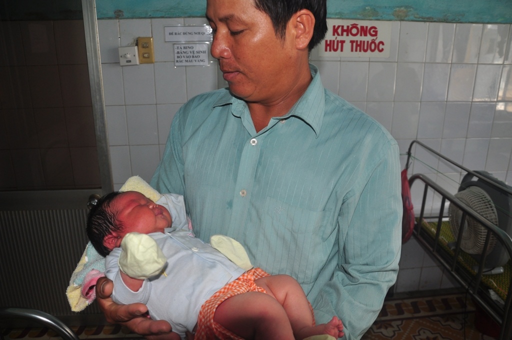 Đến 21h cùng ngày, kíp mổ do bác sĩ Thân Thị Kim – Phó Giám đốc bệnh viện - phụ trách được tiến hành và cháu trai được mổ an toàn với cân nặng 6,5kg. Theo bác sĩ Thôi, trước khi mổ, sản phụ Bông cân nặng 102kg. Hiện sức khỏe của 2 mẹ con đều bình thường và dự kiến xuất viện vào 21/9. 