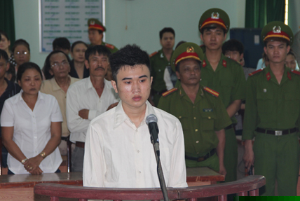 Hung thu dam chet nu sinh roi uong thuoc tu tu ra toa hinh anh