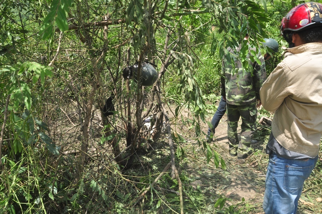 Một mảnh của đầu đạn văng ra xa.