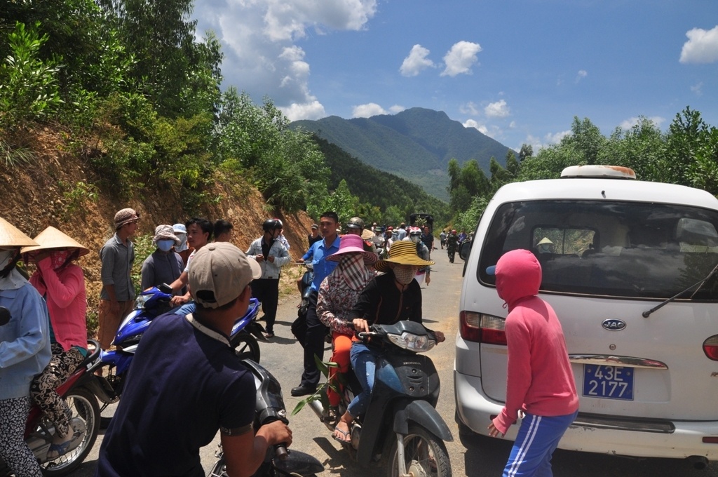 Rất đông người dân hiếu kỳ đến theo dõi vụ việc.