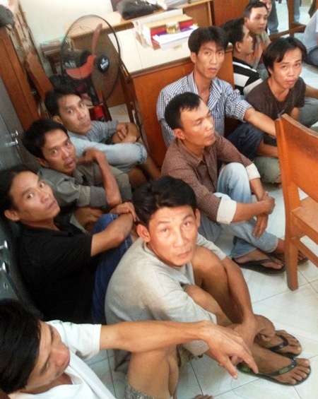 Nhóm thanh niên tham gia đá gà bị tạm giữ tại cơ quan công an.