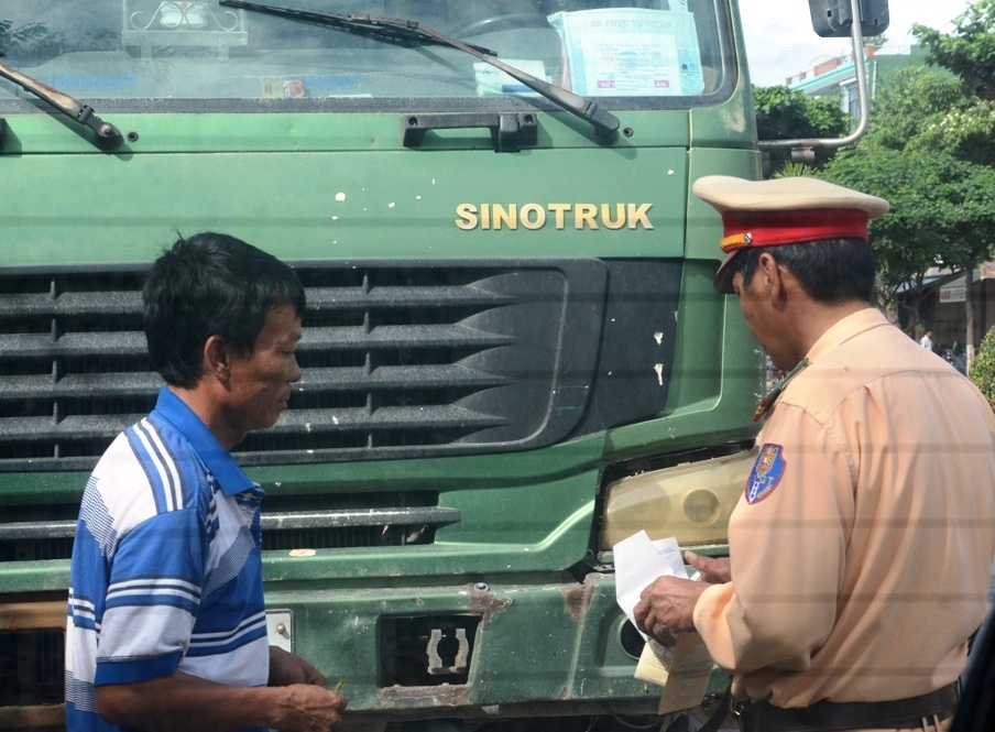 Bi phat hien cho qua tai, tai xe co thu trong xe 3 gio hinh anh