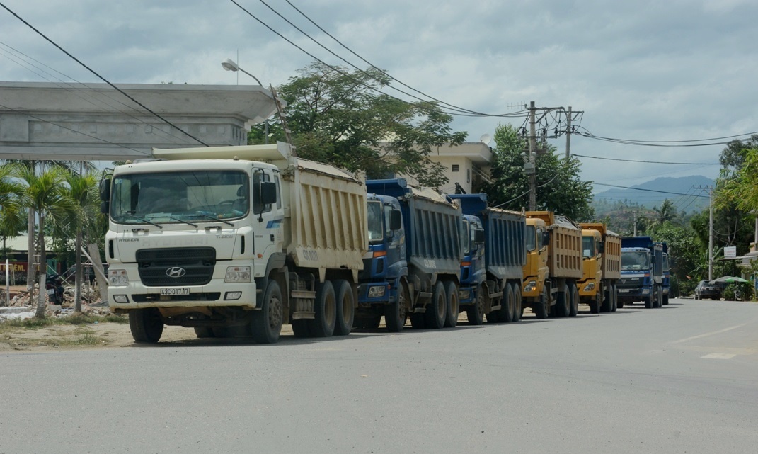Khi thấy lực lượng chức năng, các tài xế lập tức tấp xe vào các bãi đất trống để không bị bắt, xử phạt.