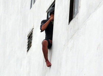 Thanh nien doi nhay lau tu tu dang bi truy na hinh anh