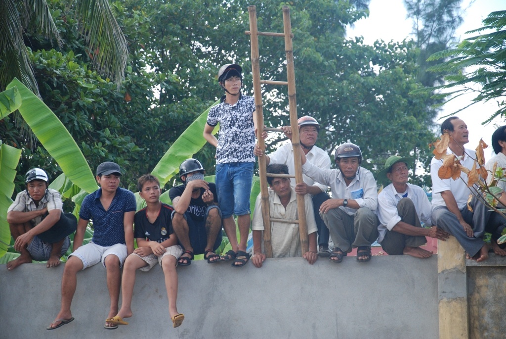 Người dân bắc thang trèo lên tường để được 