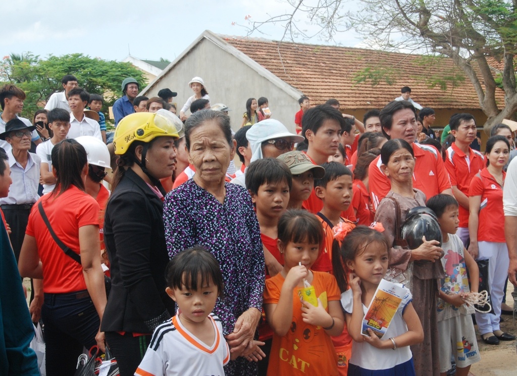 Giải tỏa cơn “khát” điện trong suốt 21 năm từ ngày thành lập huyện đảo Lý Sơn, từ sáng sớm hàng nghìn người dân của  xã đã ăn mặc chỉnh tề đến khu văn hóa xã An Vĩnh để tận mắt chứng kiến lễ đóng điện. 