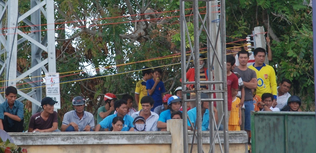 ... thậm chí trèo lên cả bờ tường sát chân cột điện có cảnh báo nguy hiểm để mục sở thị buổi lễ.