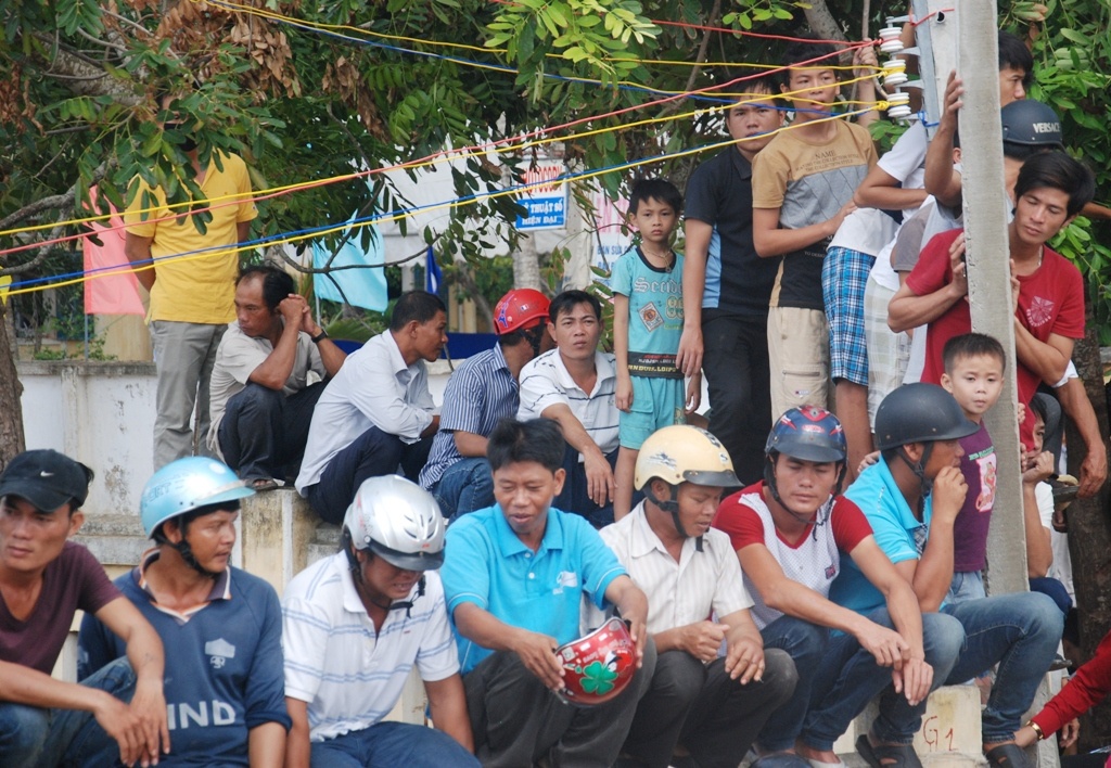 Ông Lê Văn Hoàng (trú thôn Đông, xã An Vĩnh), hào hứng: Khi nghe tin sắp có điện lưới quốc gia, giá điện cũng bằng trong đất liền, người dân phấn khởi lắm. Nhiều hộ dân ở đây tiết kiệm chi tiêu, tranh thủ mua sắm trước thiết bị điện cho sinh hoạt gia đình. 