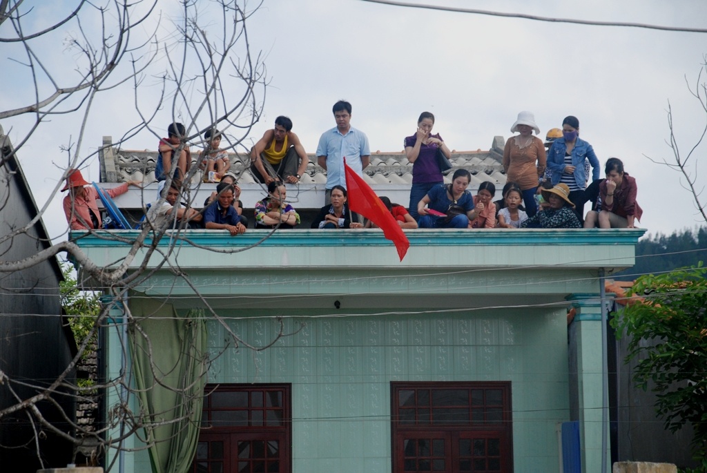 Nguoi dan Ly Son treo len noc nha xem le dong dien hinh anh