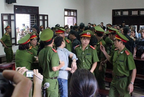 Bi cao cua co minh sau khi toa tuyen an hinh anh