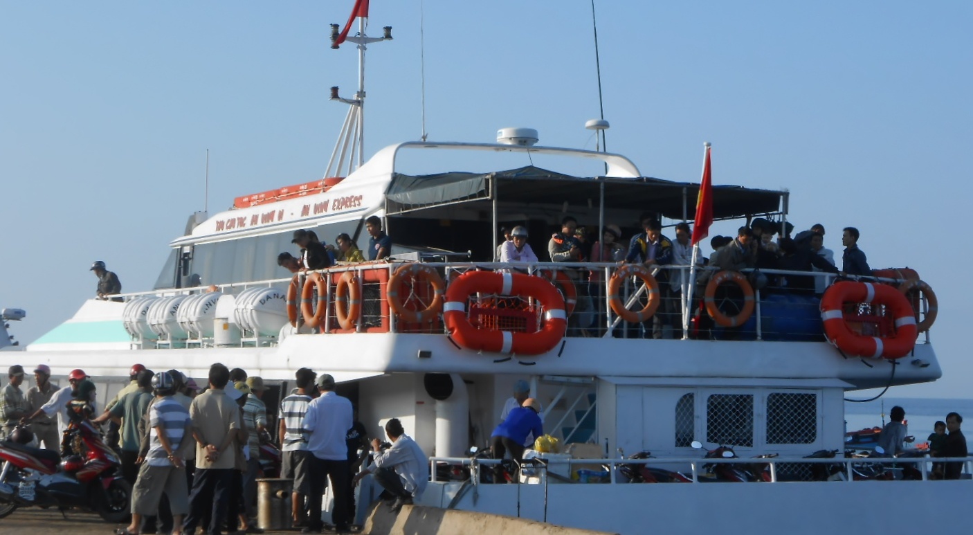 Em be chao doi tren tau cao toc tu dao Ly Son vao dat lien hinh anh