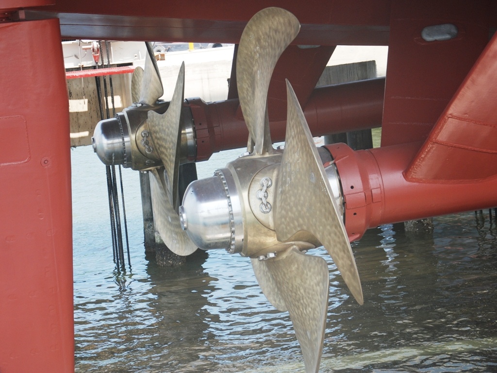 Hai chiếc chân vịt phía dưới, phần đuôi của tàu CSB 8002.