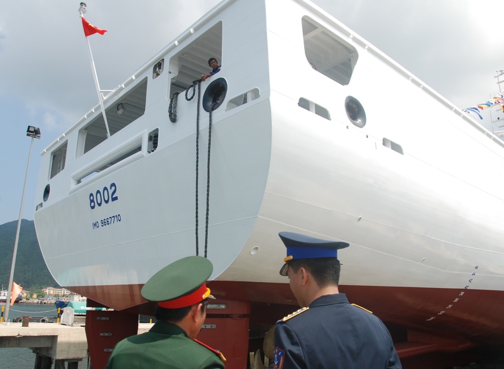 Phía sau của tàu CSB 8002.