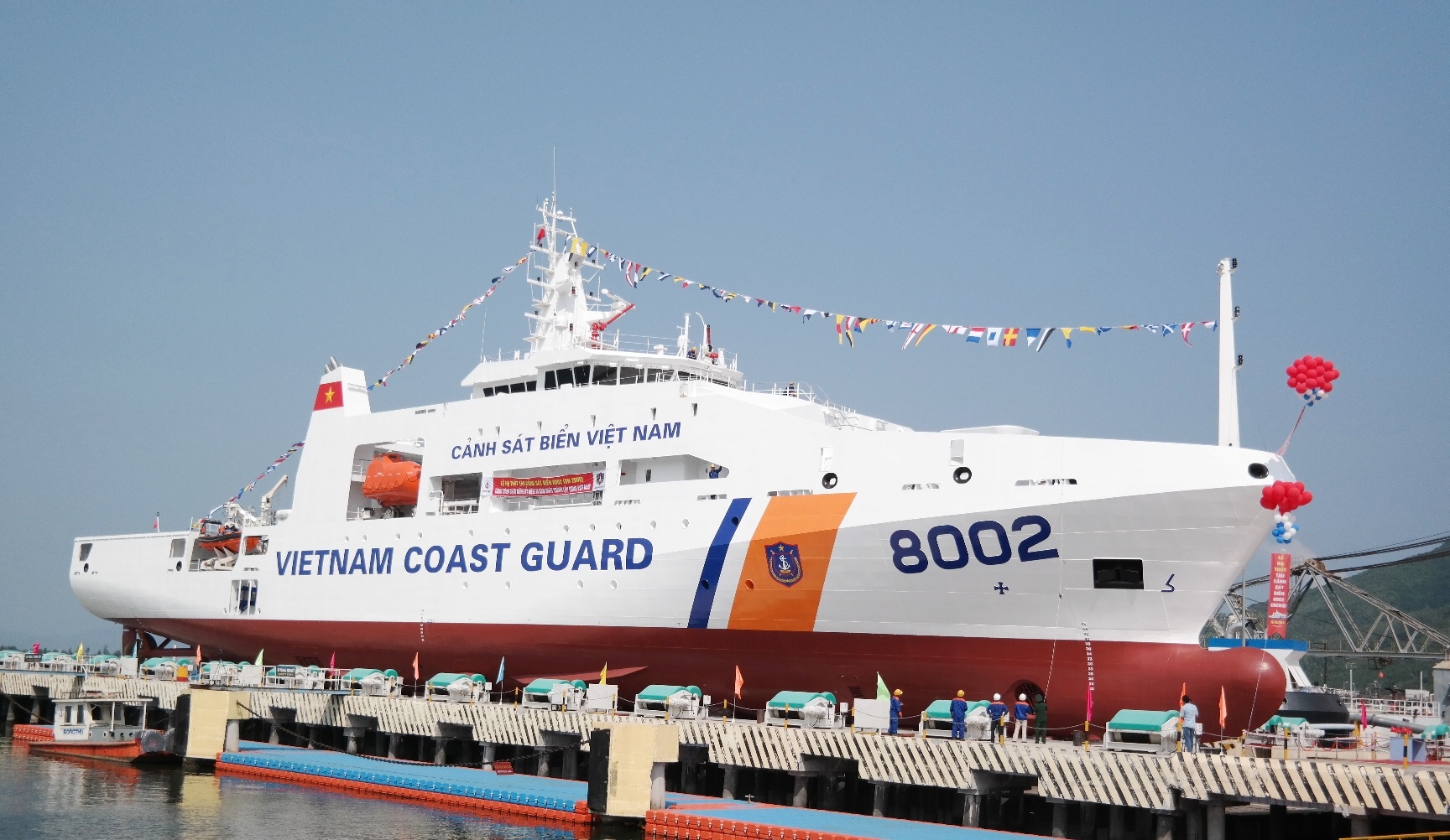 Chiều dài lớn nhất của tàu CSB 8002 là 90,5m, chiều rộng lớn nhất là 14m, tốc độ tối đa 12 hải lý giờ.