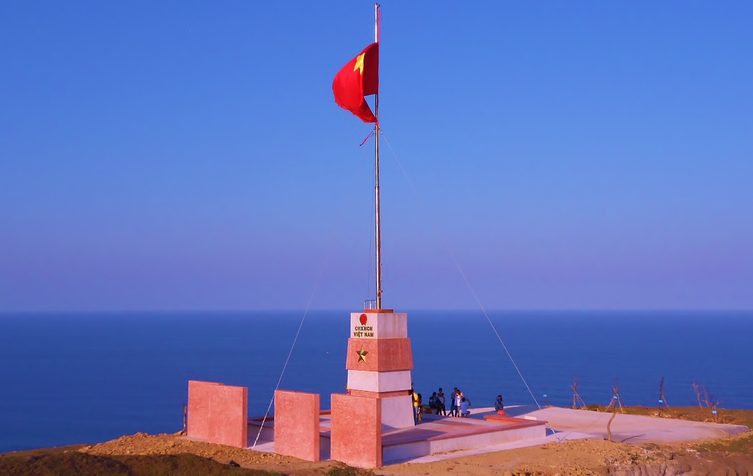 Lý Sơn hiện có khoảng 50 di tích, trong đó có 10 di tích đã được xếp hạng. Bên cạnh đó, huyện còn có nhiều loại hình văn hóa phi vật thể về tinh thần, sinh hoạt dân gian, tín ngưỡng, lễ hội đặc sắc như: Lễ Khao lề thế lính Hoàng Sa, lễ hội đua thuyền truyền thống, hội dồi bong… mang tính đặc hữu bản địa không nơi nào có được”.