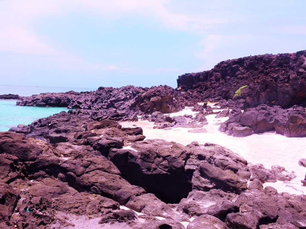 Đến Lý Sơn những ngày này, du khách sẽ được đắm mình trong những thắng cảnh thiên nhiên kỳ vĩ quanh đảo, gắn giữa núi cao với biển cả. 