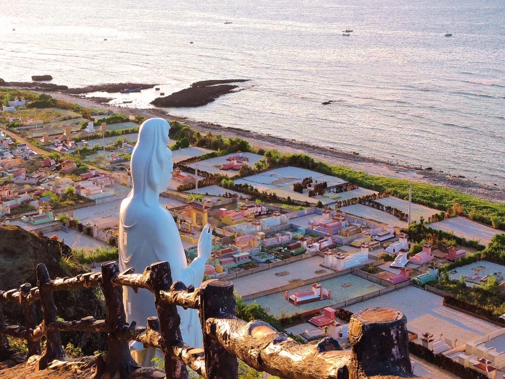 Theo đánh giá của các nhà khoa học, Vẻ đẹp tựa thiên đường trên mặt đất của đảo Lý Sơn (Quảng Ngãi) không thua kém bất kỳ hòn đảo du lịch nổi tiếng nào trong khu vực Đông Nam Á như đảo Boracay ở Philippines, đảo Bali ở Indonesia. 