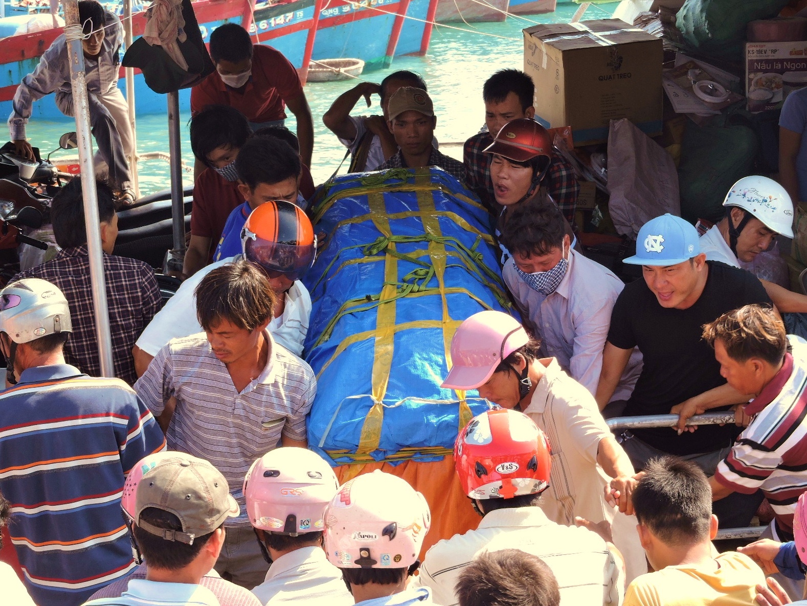 Hang nghin nguoi Ly Son don thi the ngu dan gap nan hinh anh