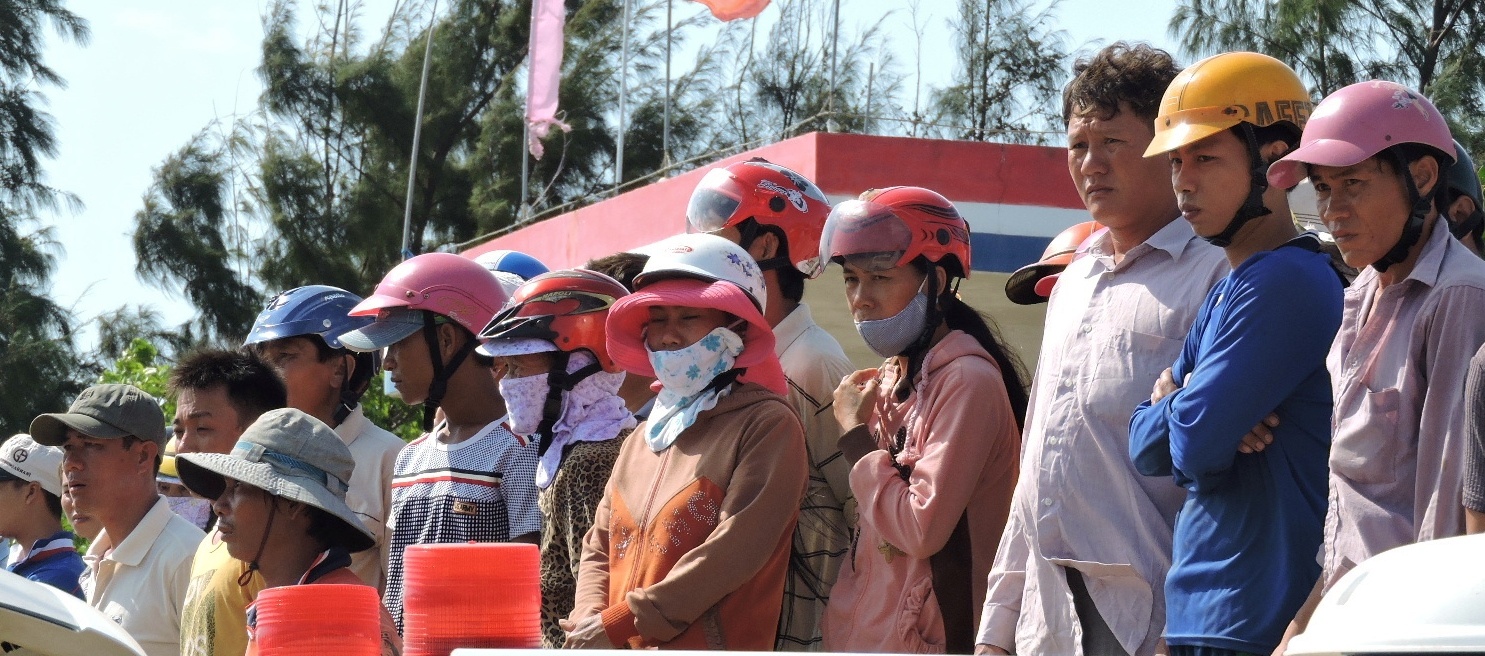 Nhiều người không cầm được nước mắt khi thấy thi thể anh Tâm được đưa vào đến bờ.