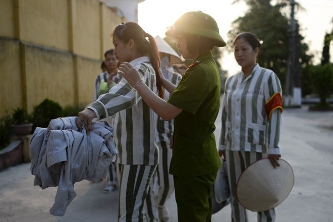 Khám xét người phạm nhân trước khi nhập trại.