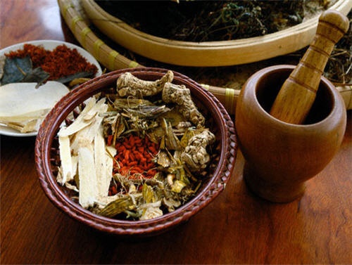 Tu vong sau khi uong thuoc cua thay lang vuon hinh anh