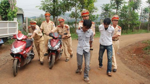 Canh sat giao thong bat nong 2 ten giat dien thoai hinh anh