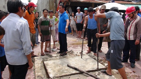 Be trai thoat chet sau khi chim 5 phut duoi cong hinh anh