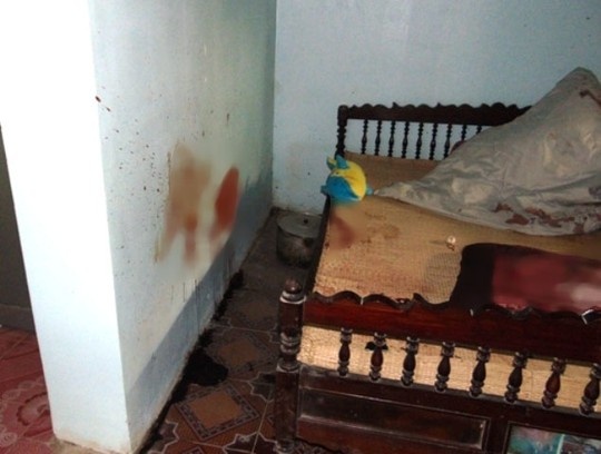 Chiếc gối và bức tường trong nhà đẫm vết máu của nạn nhân.