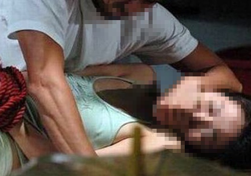 Can bo xa bi to lam thieu nu thieu nang mang thai hinh anh