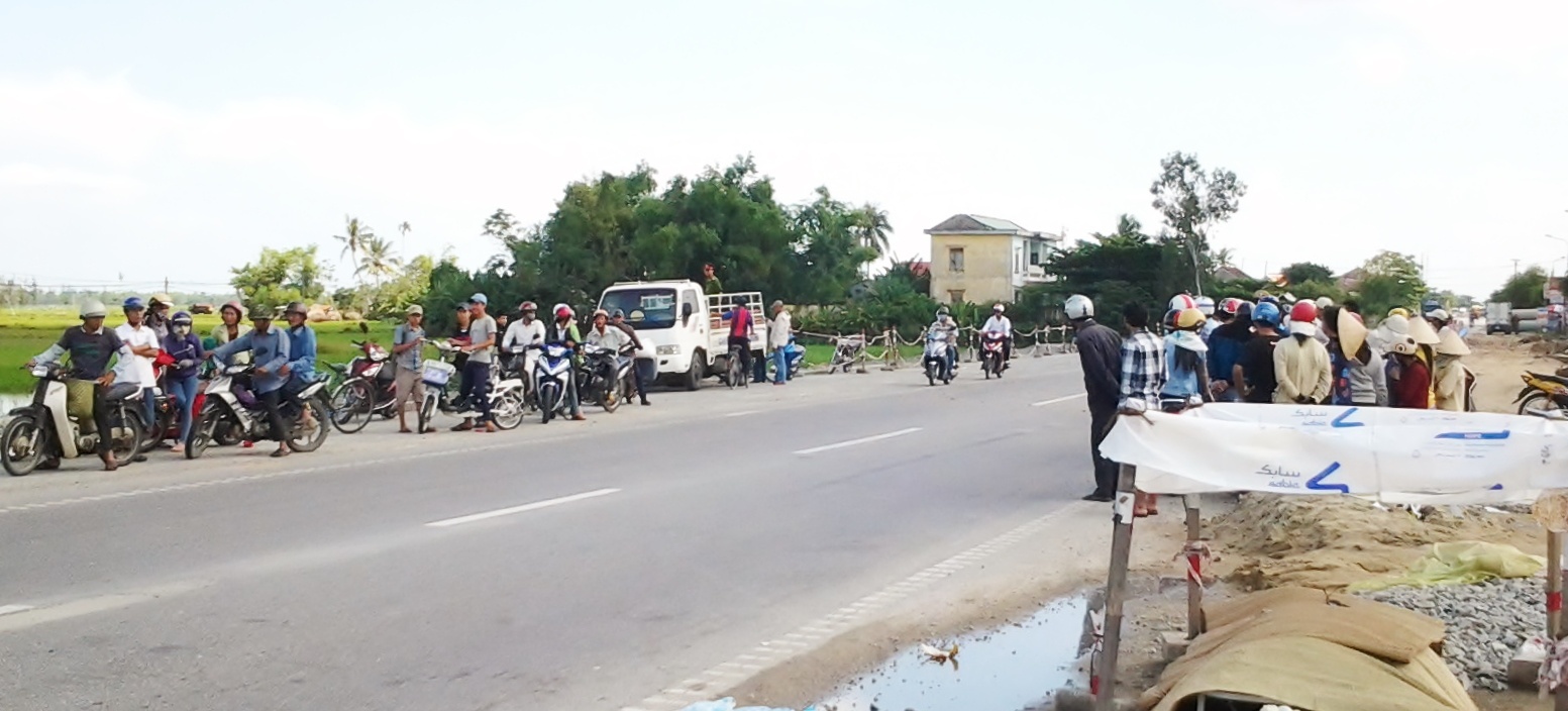 Thieu nu tu vong duoi gam xe tai hinh anh