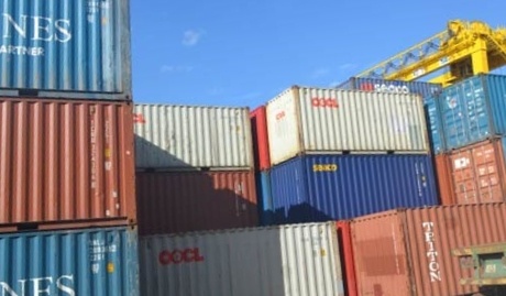 Hon 600 container sam, lop oto bi 'bo roi' o cang Da Nang hinh anh