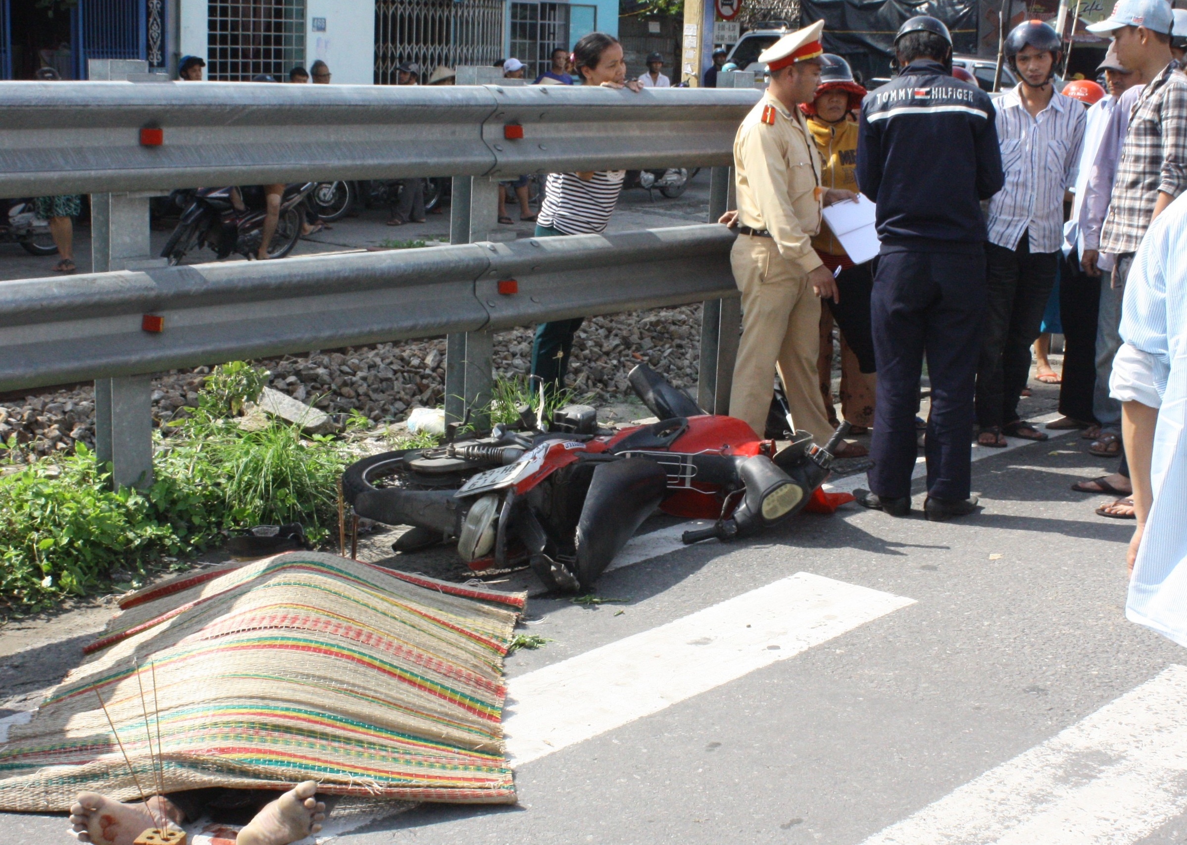 2 xe may va cham, 1 nguoi dap dau xuong duong tu vong hinh anh