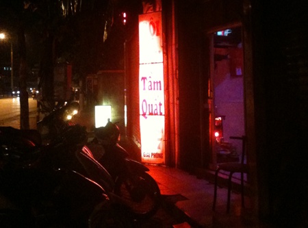 Hai nu sinh suyt bi lua vao quan ca phe massage hinh anh