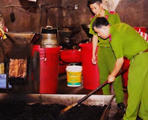 Phat hien co so san xuat ca phe bang dau nanh, bot bap hinh anh