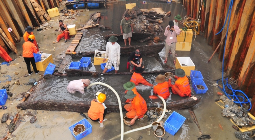 Nguoi dan do xo di trom tien co tu xac tau dam hinh anh