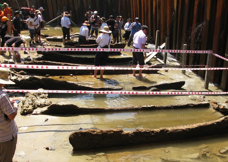 Bo doi, cong an bao ve kho co vat tren xac tau dam hinh anh