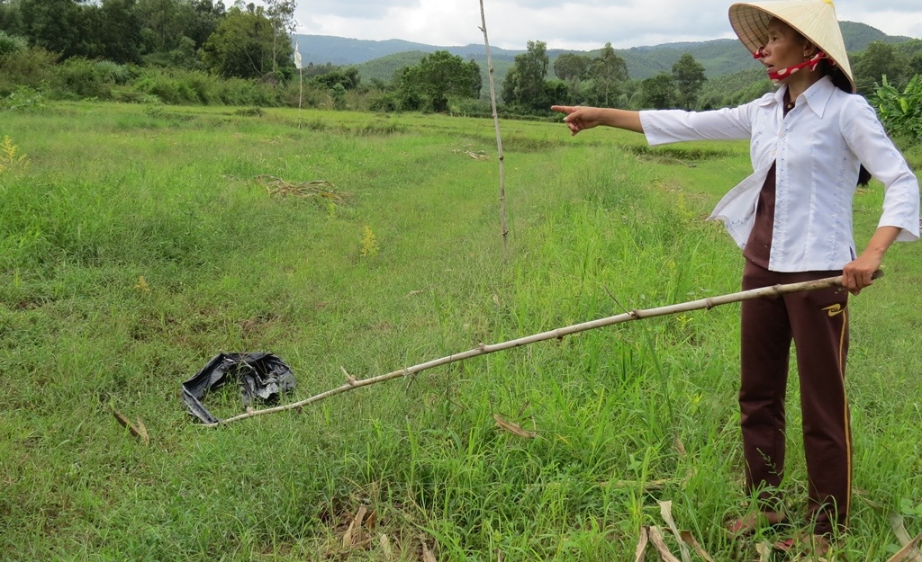 Chị Hương ra tận hiện trường kể lại sự việc với phóng viên.