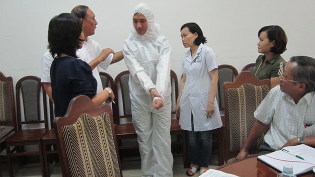 Lãnh đạo Sở Y tế TP. Đà Nẵng kiểm tra các quy trình xử lý dịch Ebola tại bệnh viện Đà Nẵng. Ảnh Tuổi trẻ.