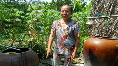 Em re vung bua sat hai chi vo roi cat co tu tu hinh anh