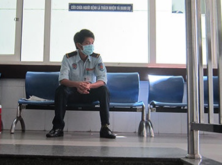 ​Benh nhan nghi nhiem Ebola duong tinh sot ret hinh anh