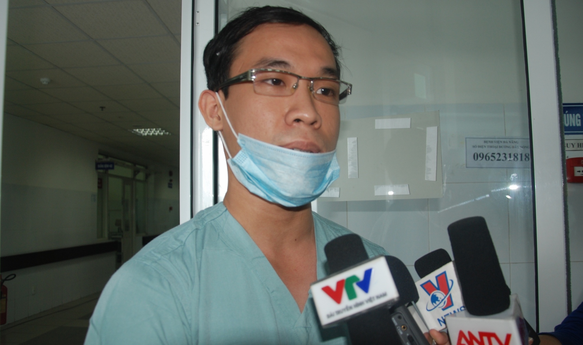 Bác sỹ Nguyễn Hoàng Nam, một trong số 6 bác sỹ trực tiếp điều trị cho bệnh nhân Chung tại bệnh viện Đa Khoa Đà Nẵng.