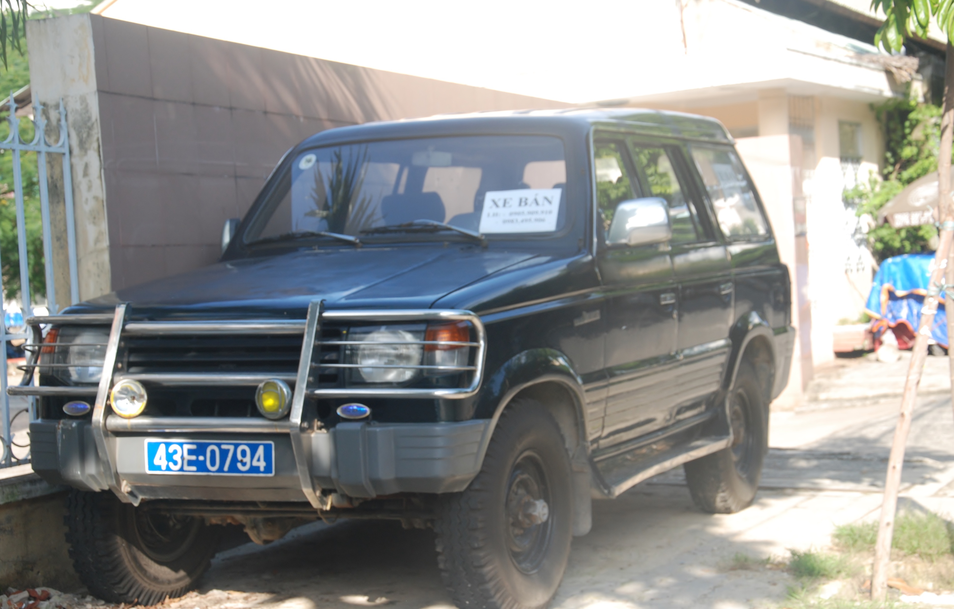 Mang xe bien xanh ra via he rao ban gia 70 trieu hinh anh