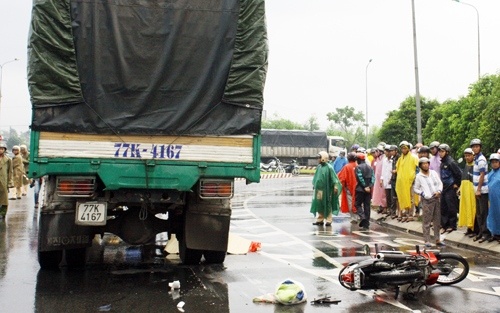 Mot phu nu chet tham duoi gam xe tai hinh anh