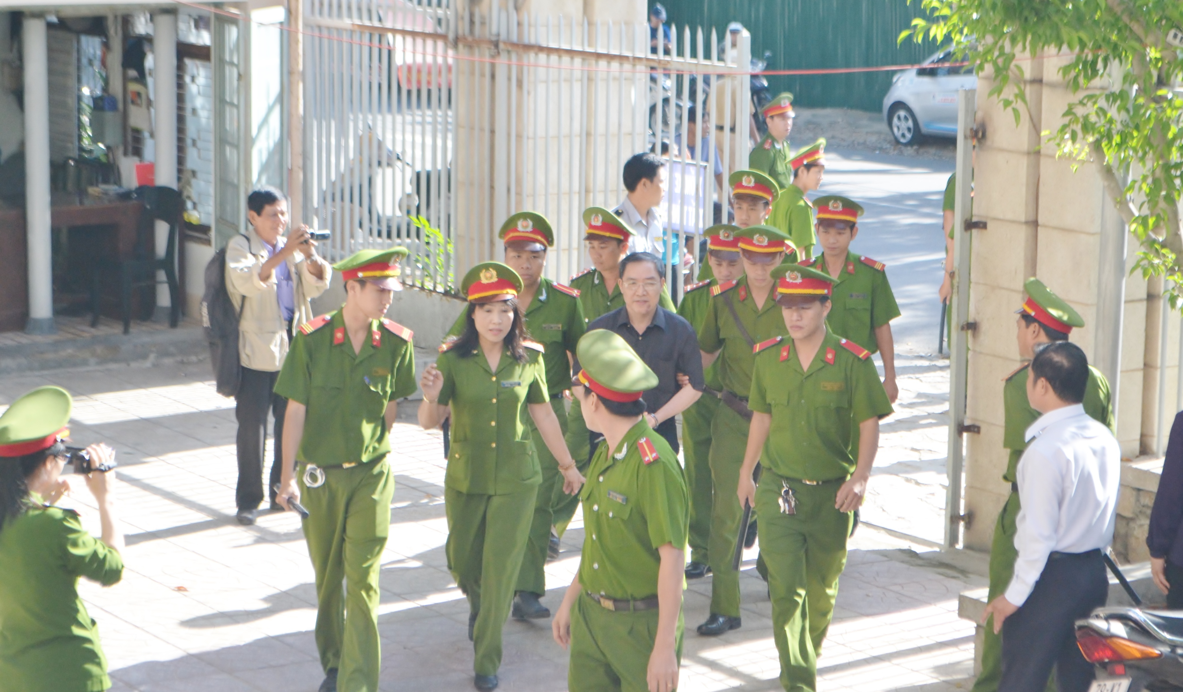 Dương Chí Dũng được hàng chục chiến sỹ cảnh sát áp giải vào Tòa án.
