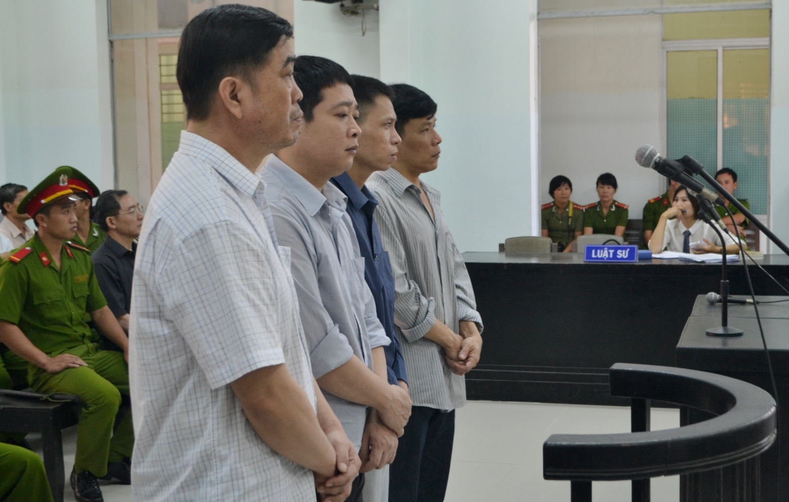 Các bị cáo tại phiên xét xử sáng nay.